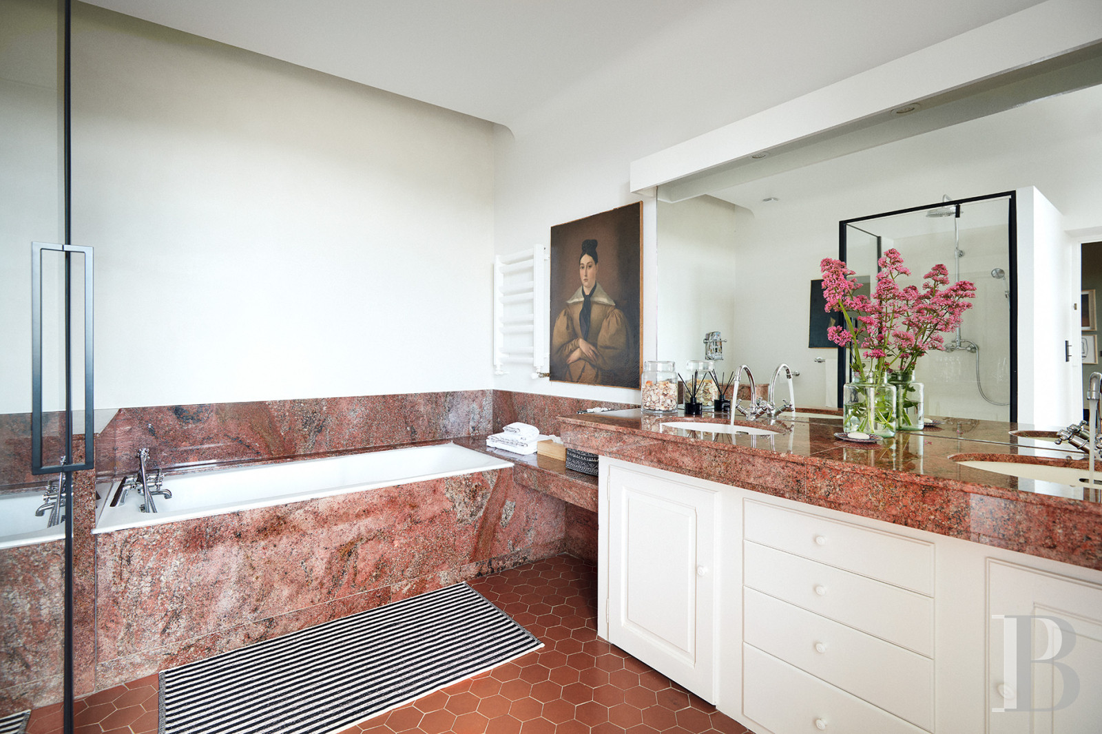 Dans les Alpes-de-Haute-Provence, au sud de Forcalquier, une maison de village traditionnelle et audacieuse - photo  n°32